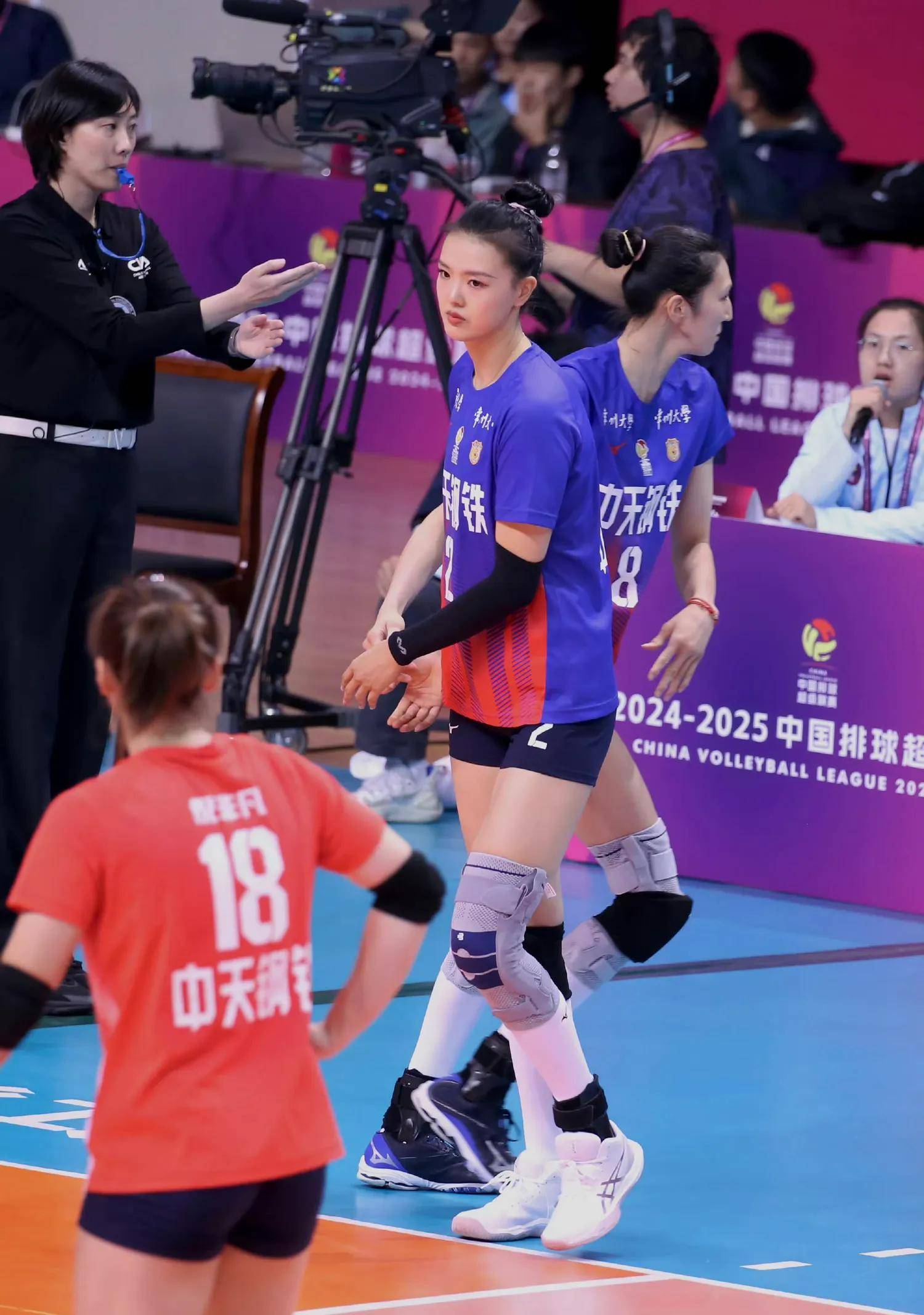 巴黎强势横扫中国女排晋级半决赛，状态火热！