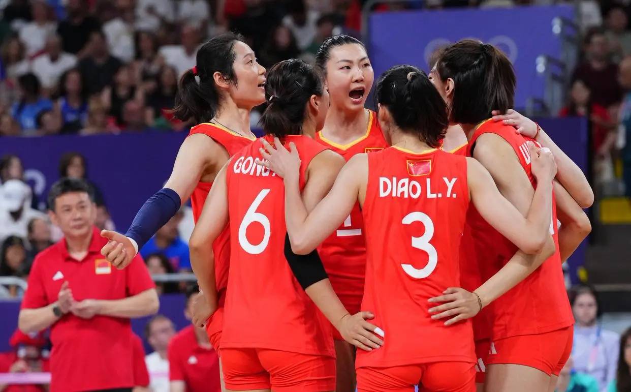 巴黎强势横扫中国女排晋级半决赛，状态火热！